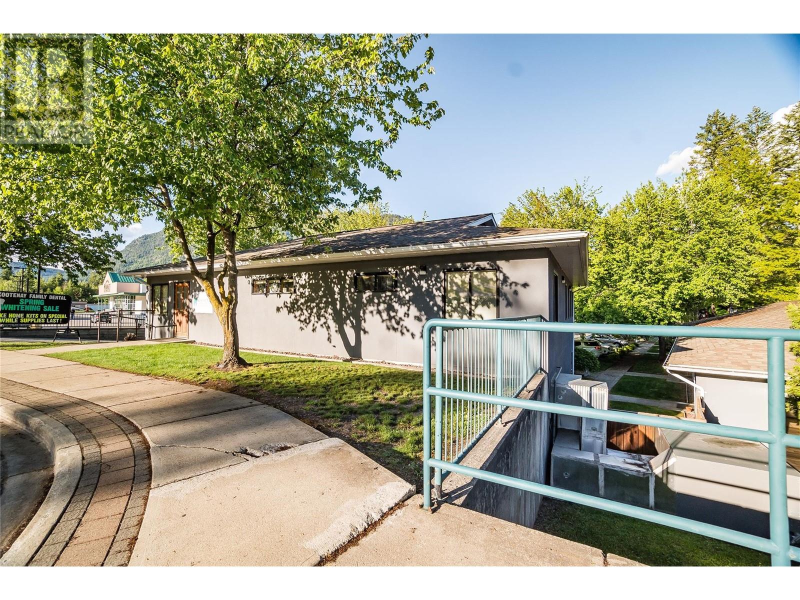 663 COLUMBIA Avenue, Castlegar