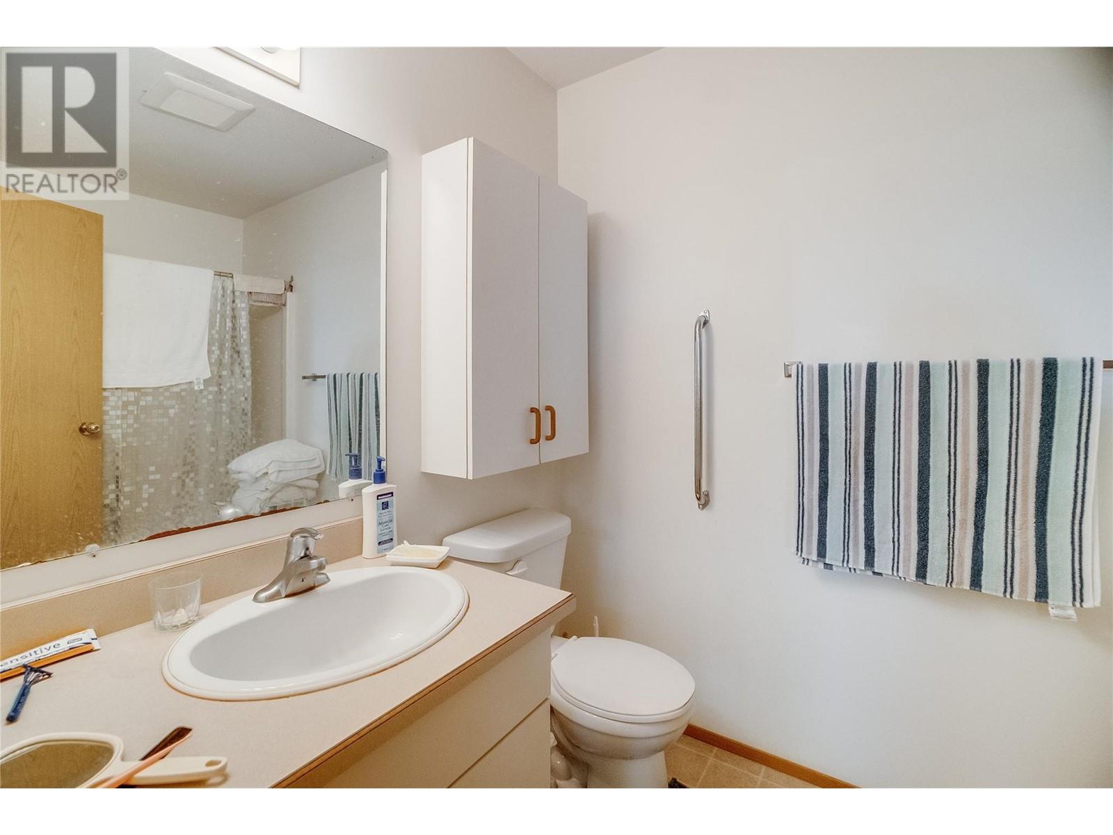 663 COLUMBIA Avenue, Castlegar