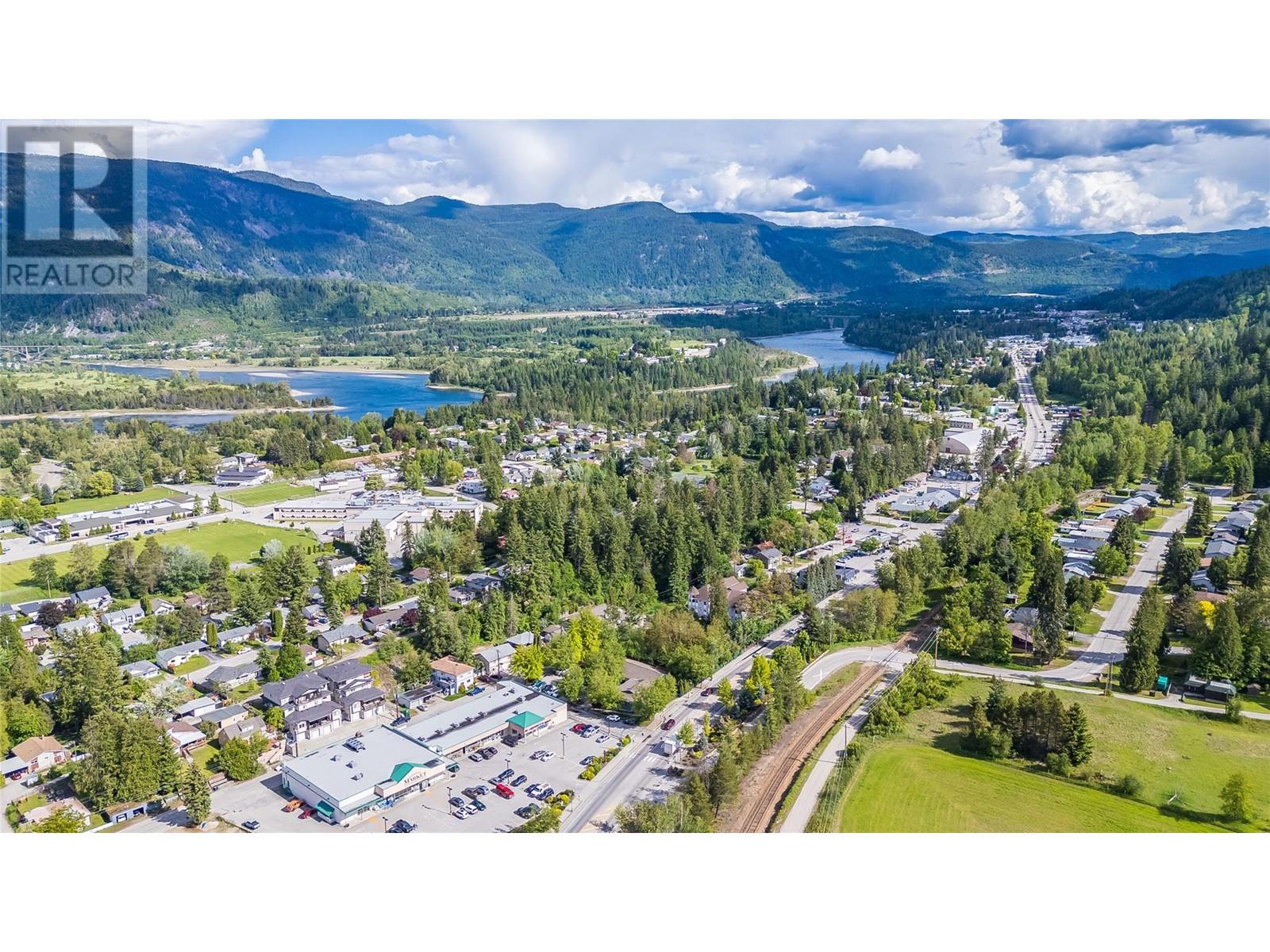 663 COLUMBIA Avenue, Castlegar