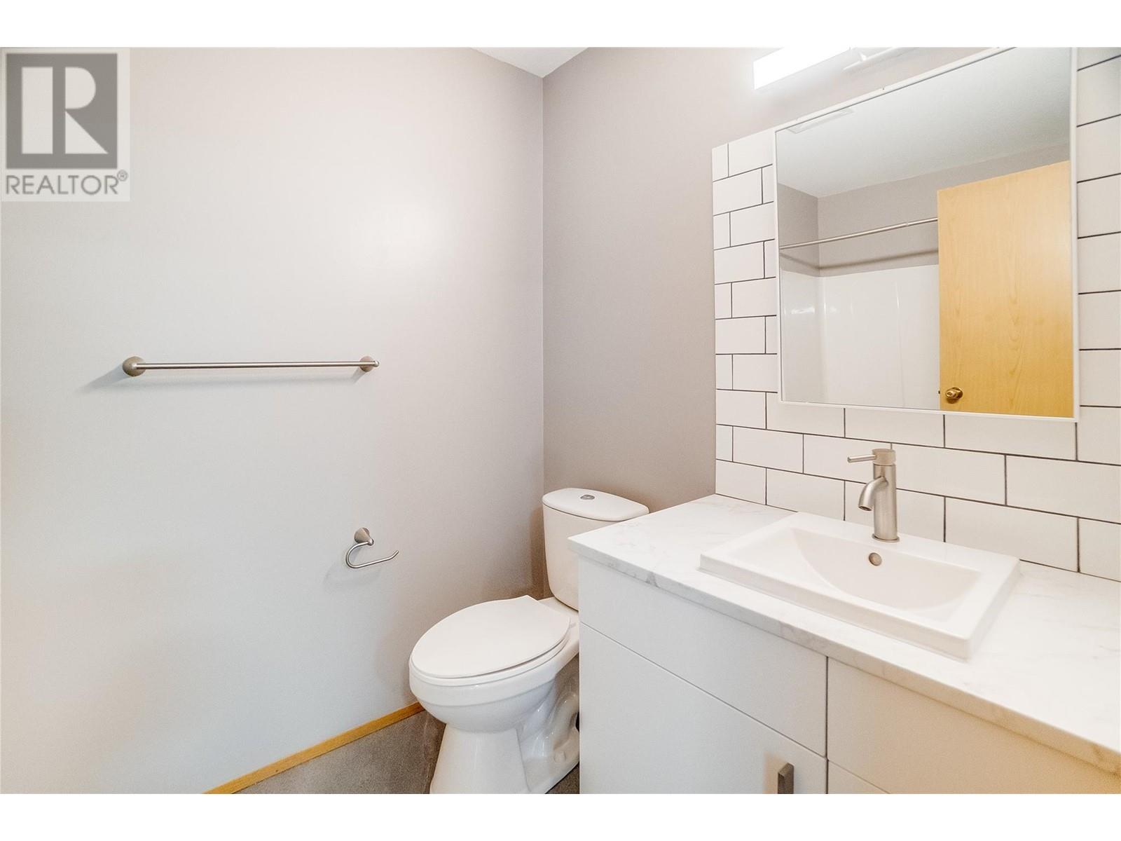 663 COLUMBIA Avenue, Castlegar