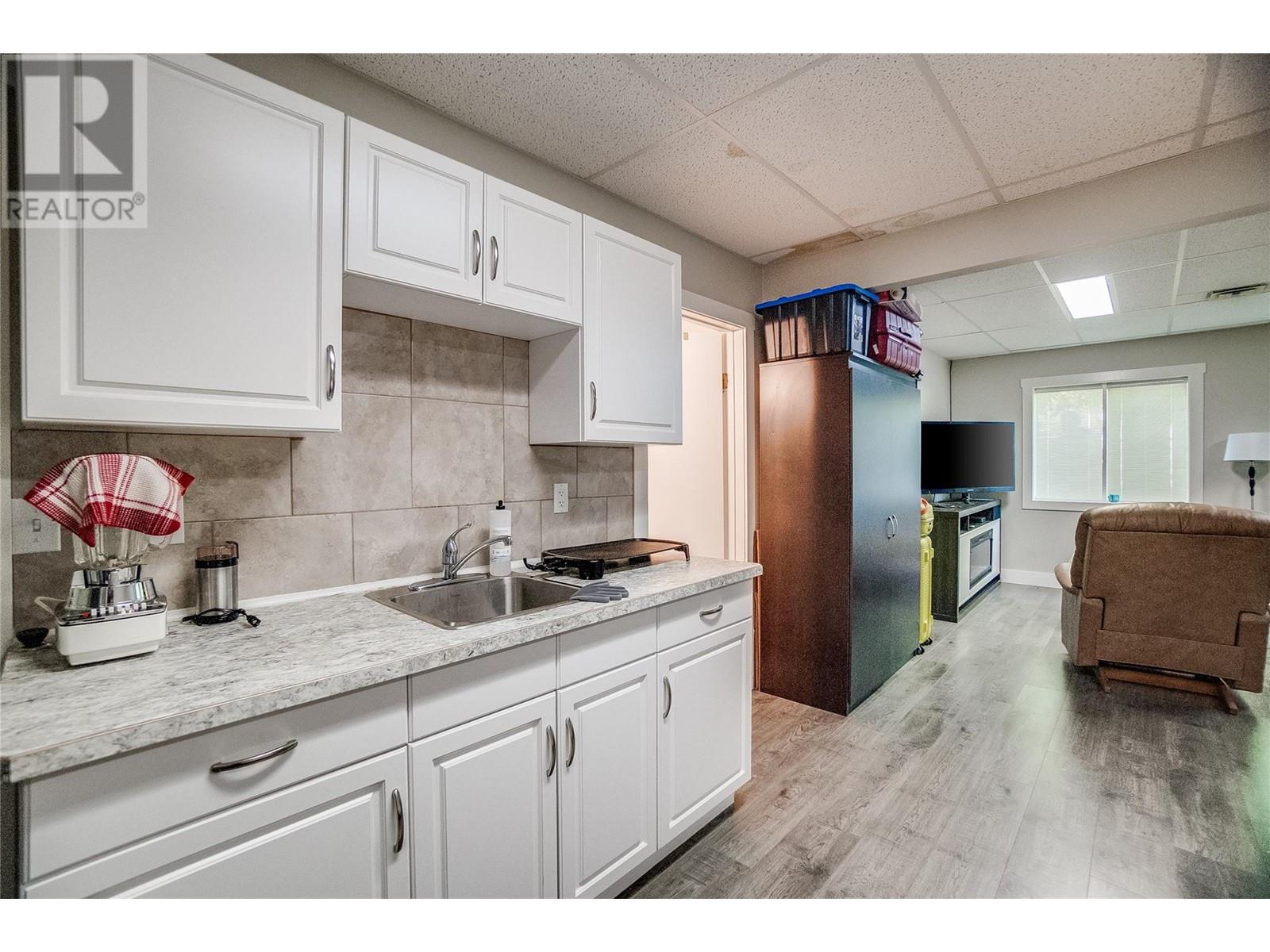 663 COLUMBIA Avenue, Castlegar