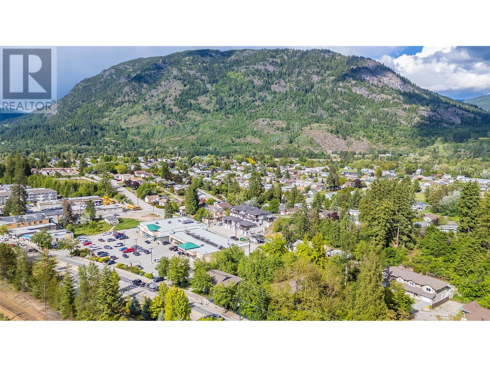 663 COLUMBIA Avenue, Castlegar