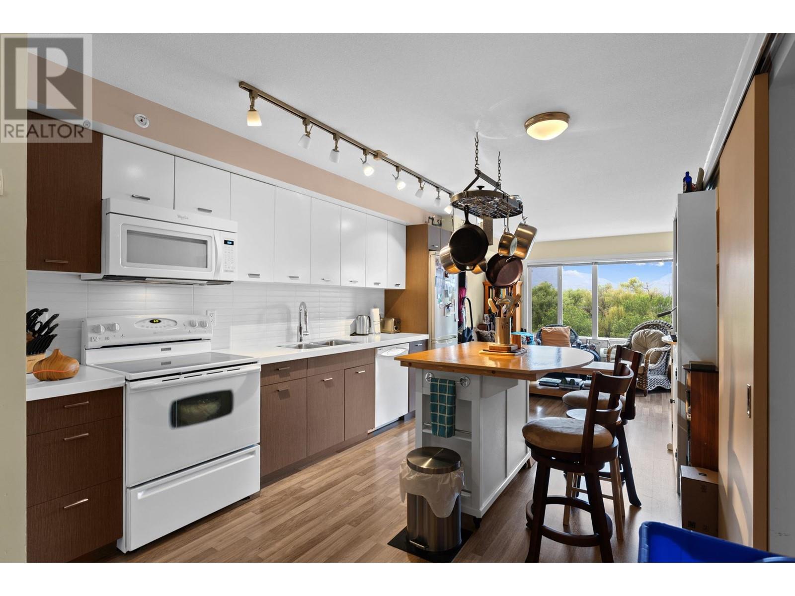 421 1550 Dickson Avenue, Kelowna