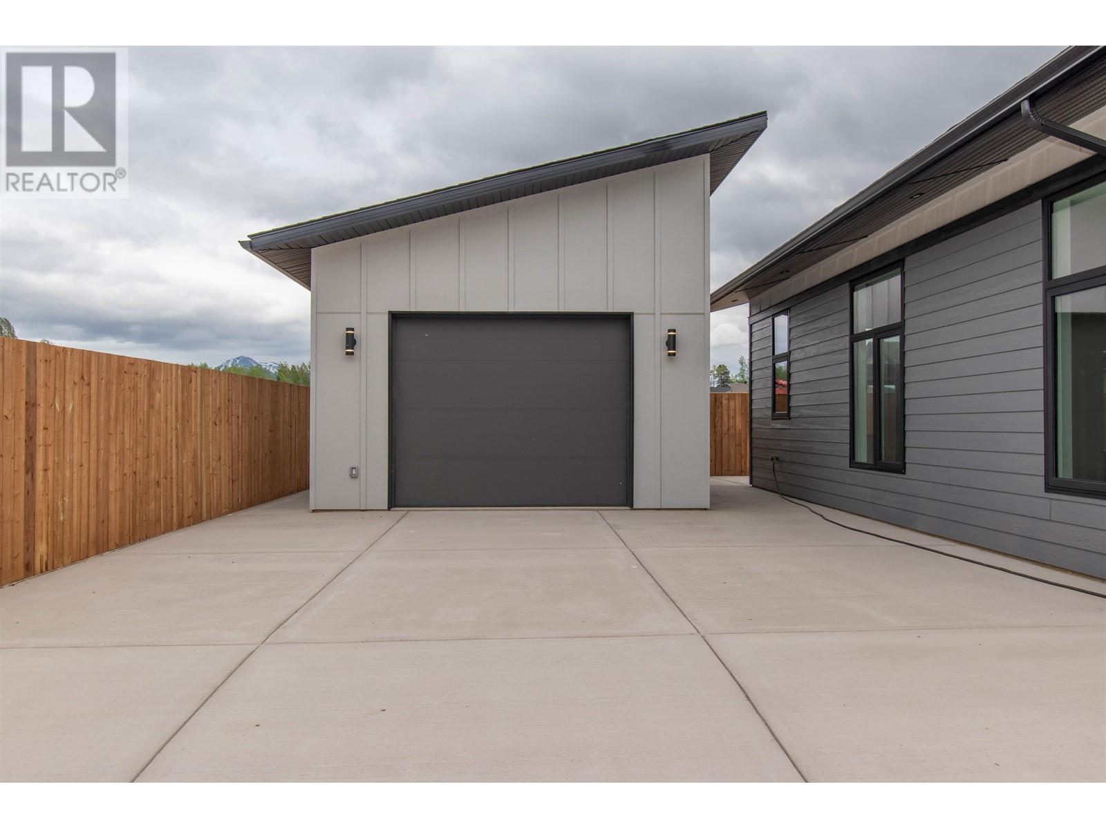 1118 PARKSIDE Avenue, Smithers