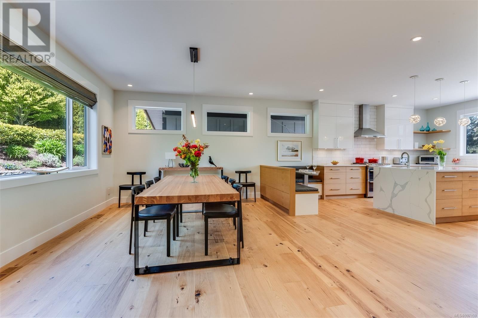 8660 Richland Pl, North Saanich