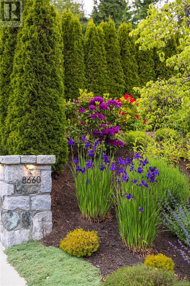 8660 Richland Pl, North Saanich