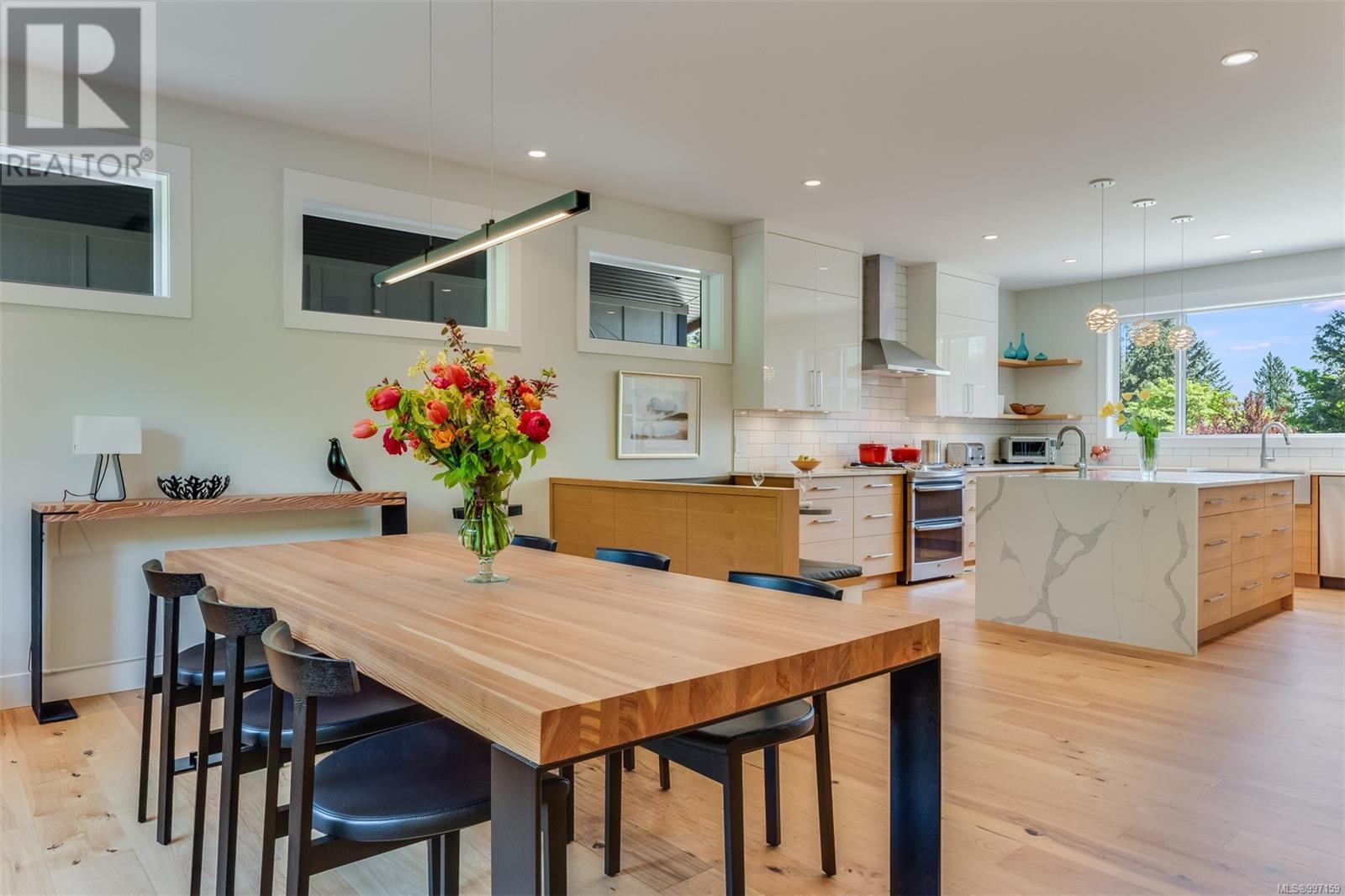 8660 Richland Pl, North Saanich
