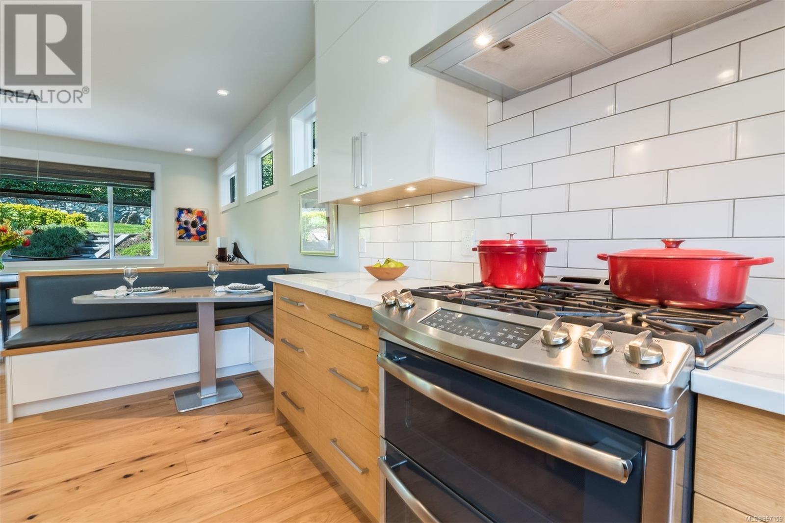 8660 Richland Pl, North Saanich