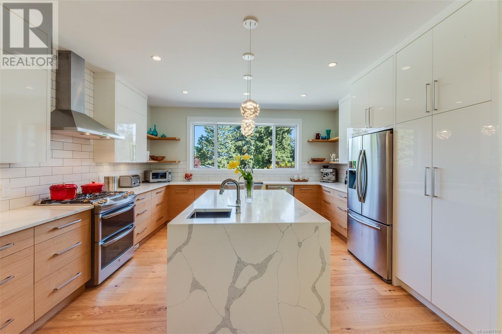 8660 Richland Pl, North Saanich