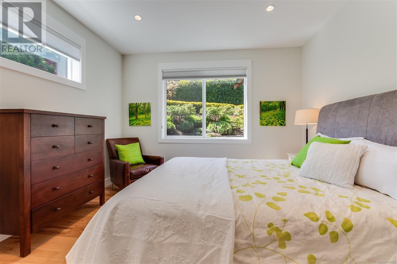8660 Richland Pl, North Saanich