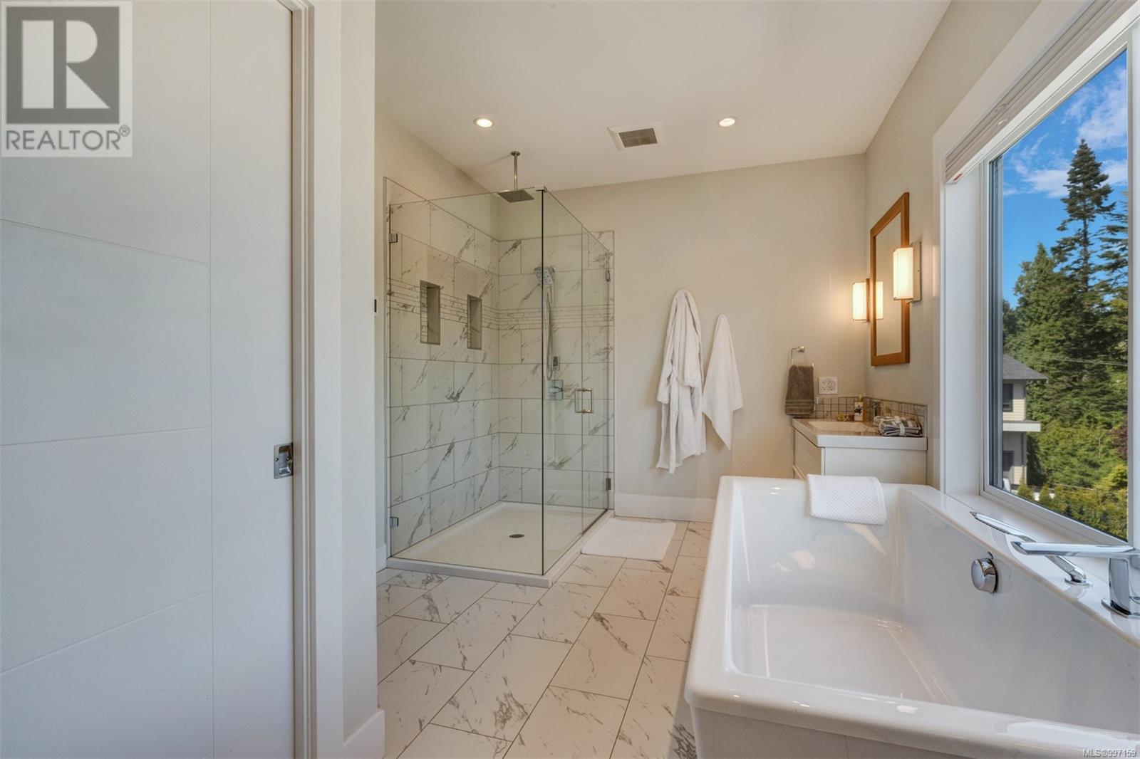 8660 Richland Pl, North Saanich