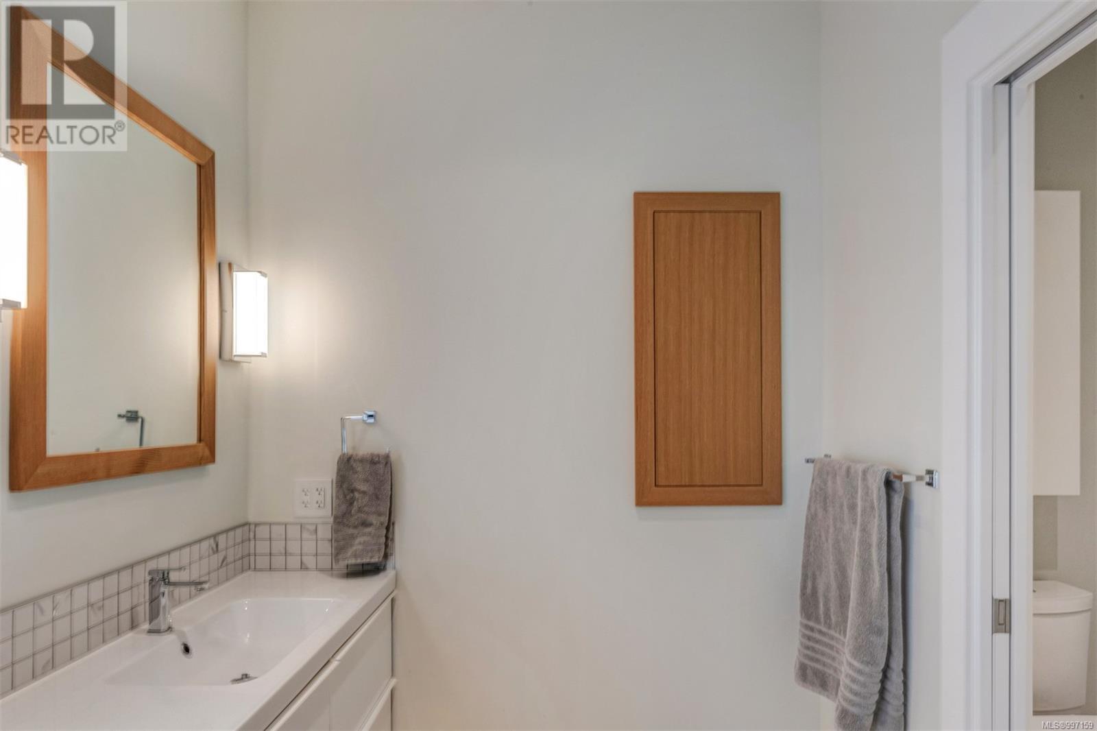 8660 Richland Pl, North Saanich