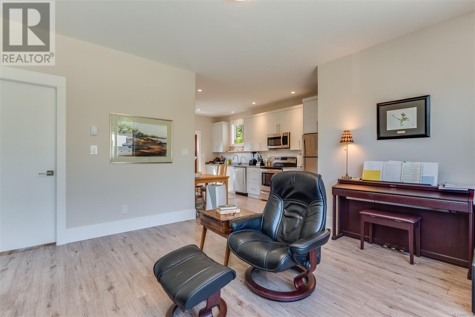 8660 Richland Pl, North Saanich