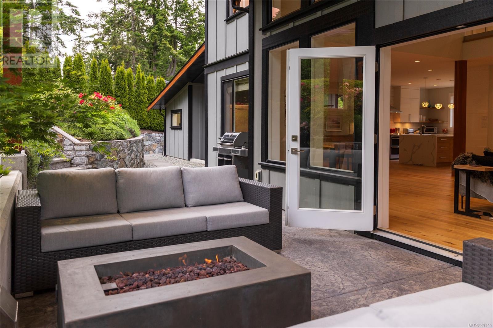 8660 Richland Pl, North Saanich