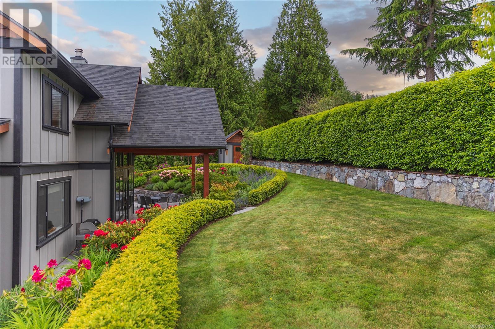 8660 Richland Pl, North Saanich