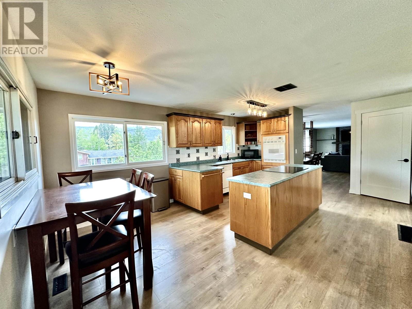 1915 CRANBERRY PLACE, Valemount