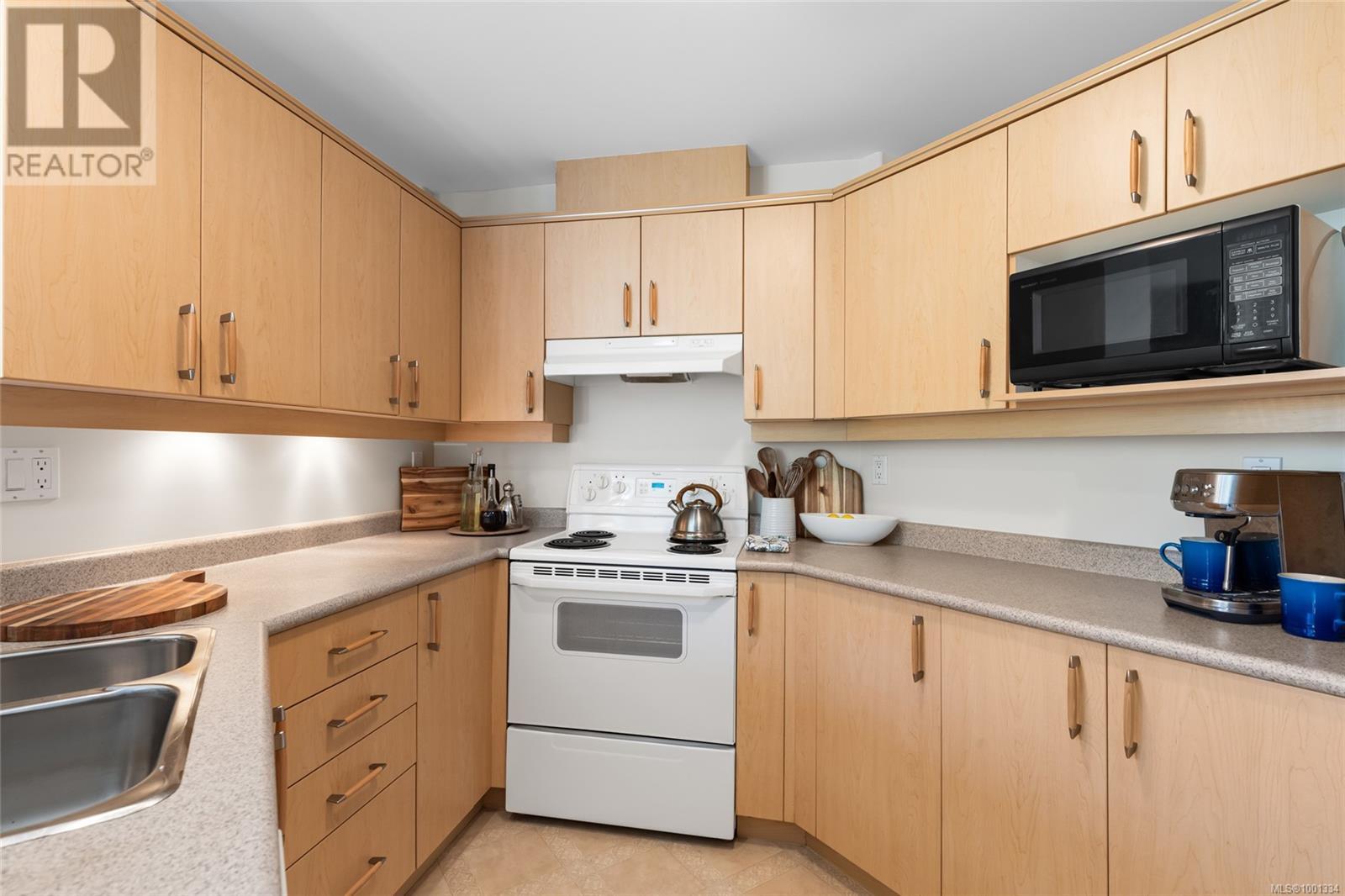 Single Family House for Sale in   Fort St Pentrelew Place Victoria 