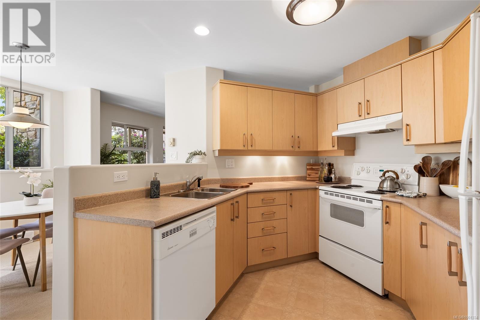 Single Family House for Sale in   Fort St Pentrelew Place Victoria 