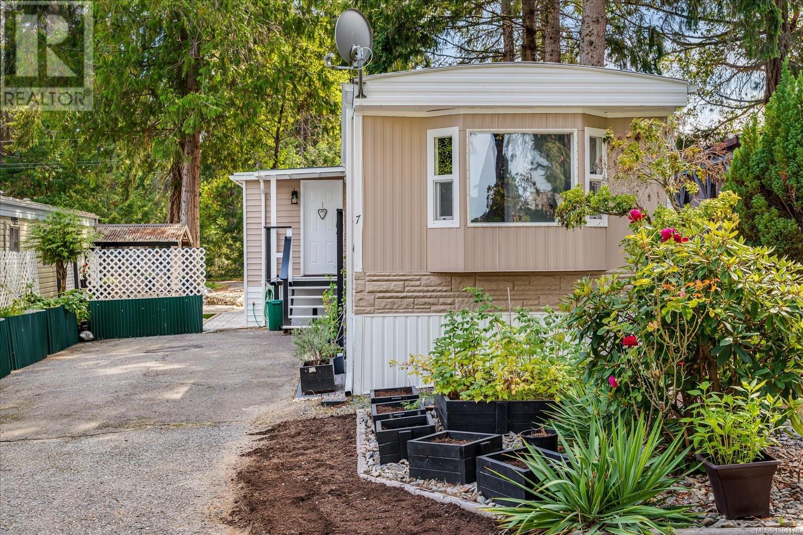 Photo 2 of 7 1247 Arbutus Rd, Parksville BC