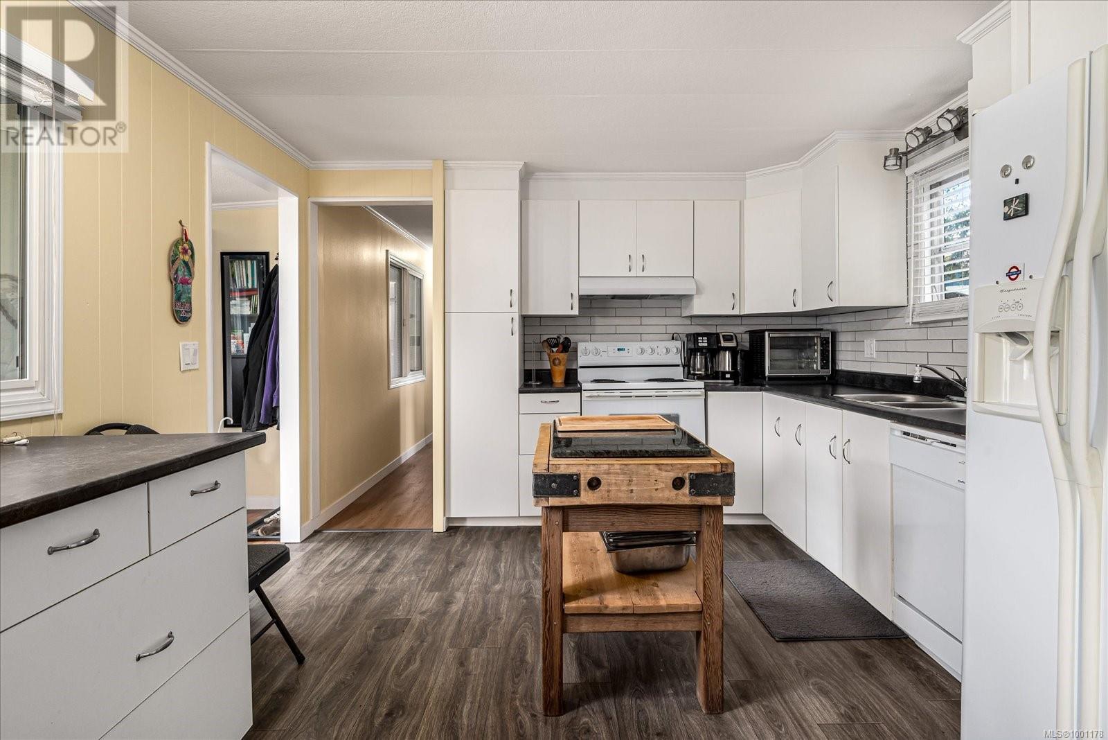 Photo 8 of 7 1247 Arbutus Rd, Parksville BC