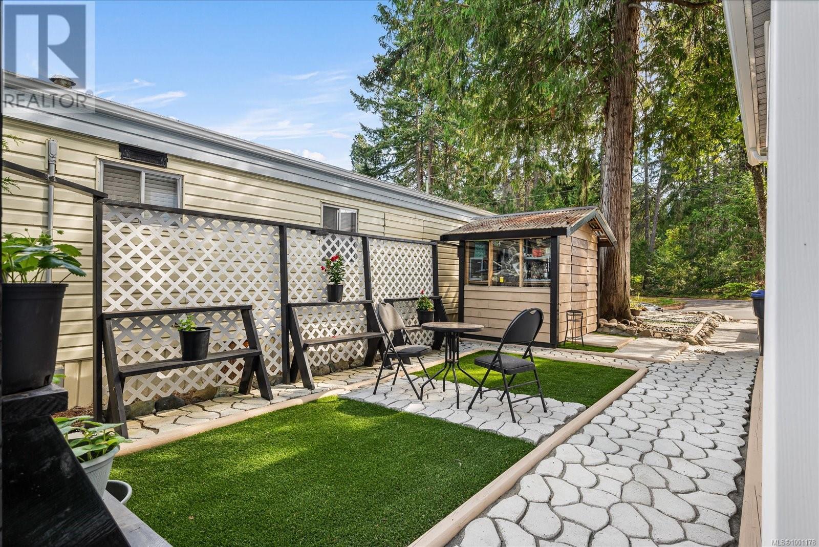 Photo 3 of 7 1247 Arbutus Rd, Parksville BC