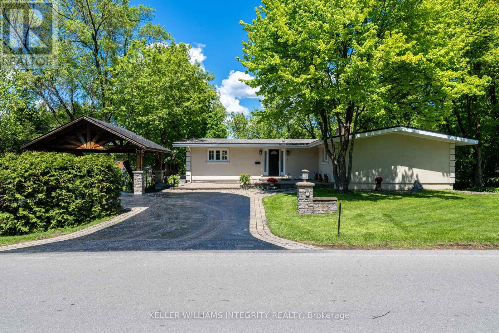 https://ddfcdn.realtor.ca/listing/TS638841191584470000/reb76/highres/1/x12033061_1.jpg