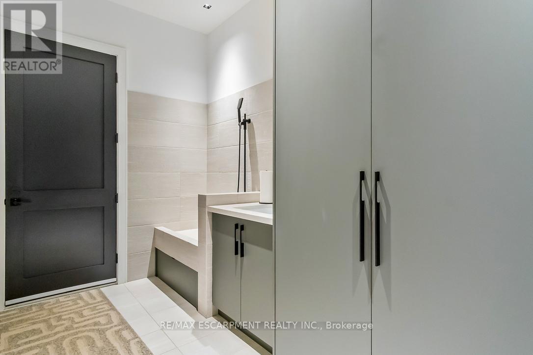 Photo 8 of 1308 Greenoaks Drive, Mississauga ON
