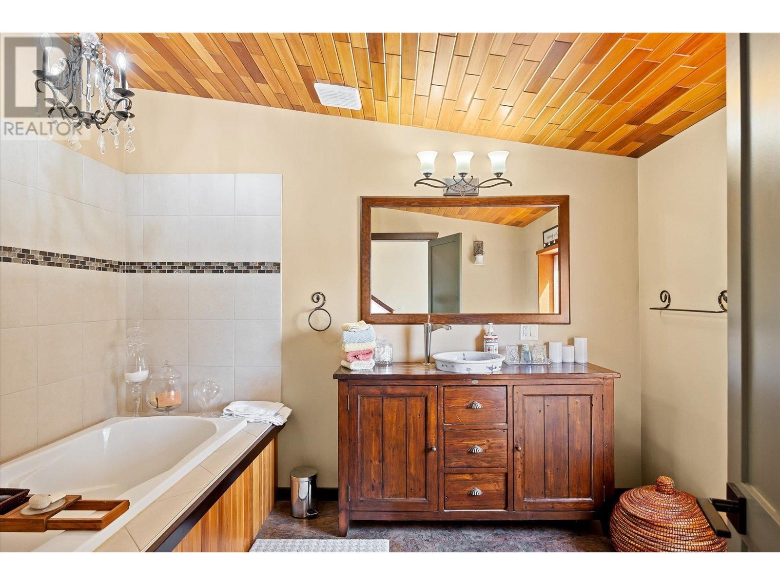 3546 MABEL LAKE Road - 37