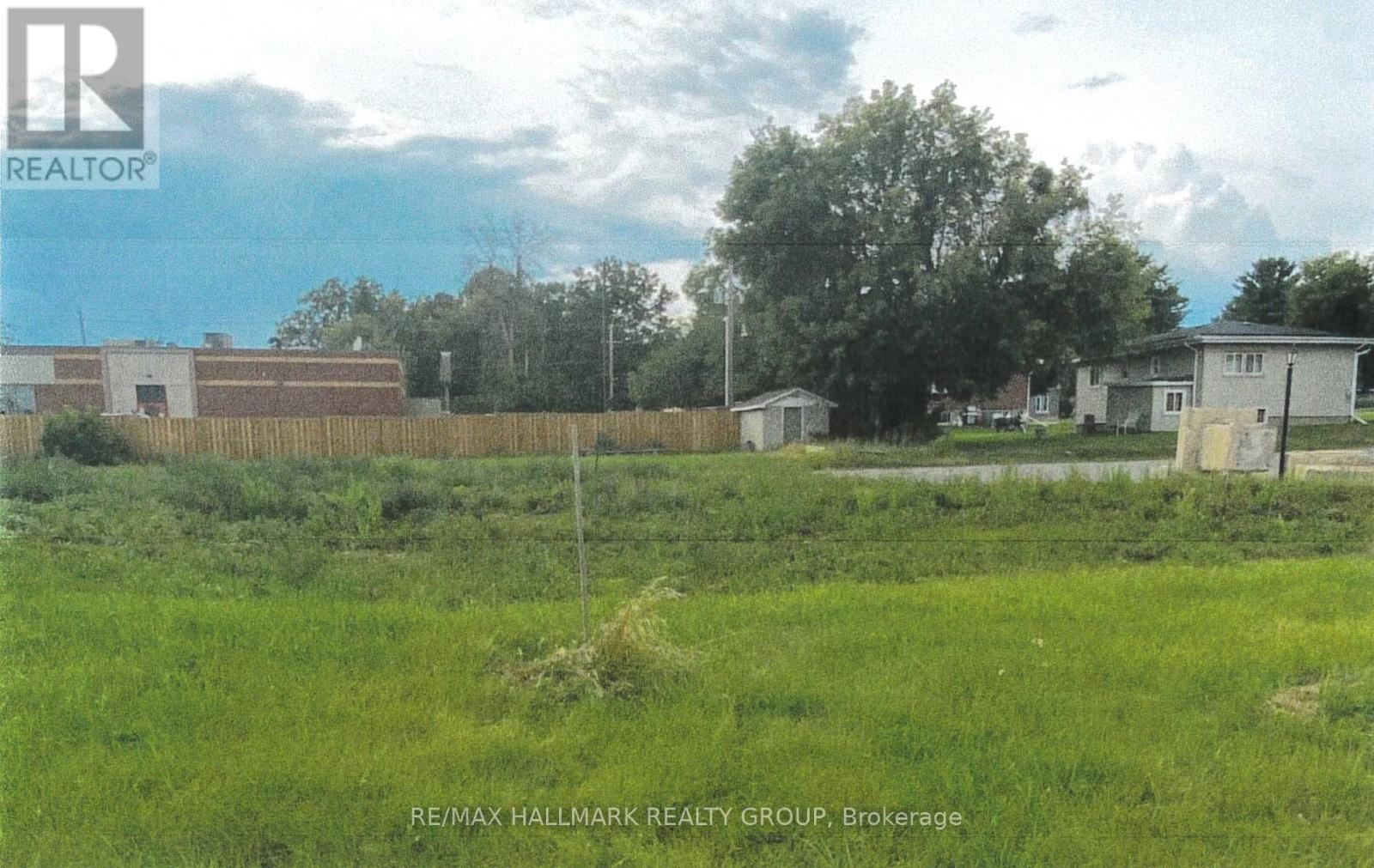 Photo 4 of 66 Elgin Street W, Renfrew ON