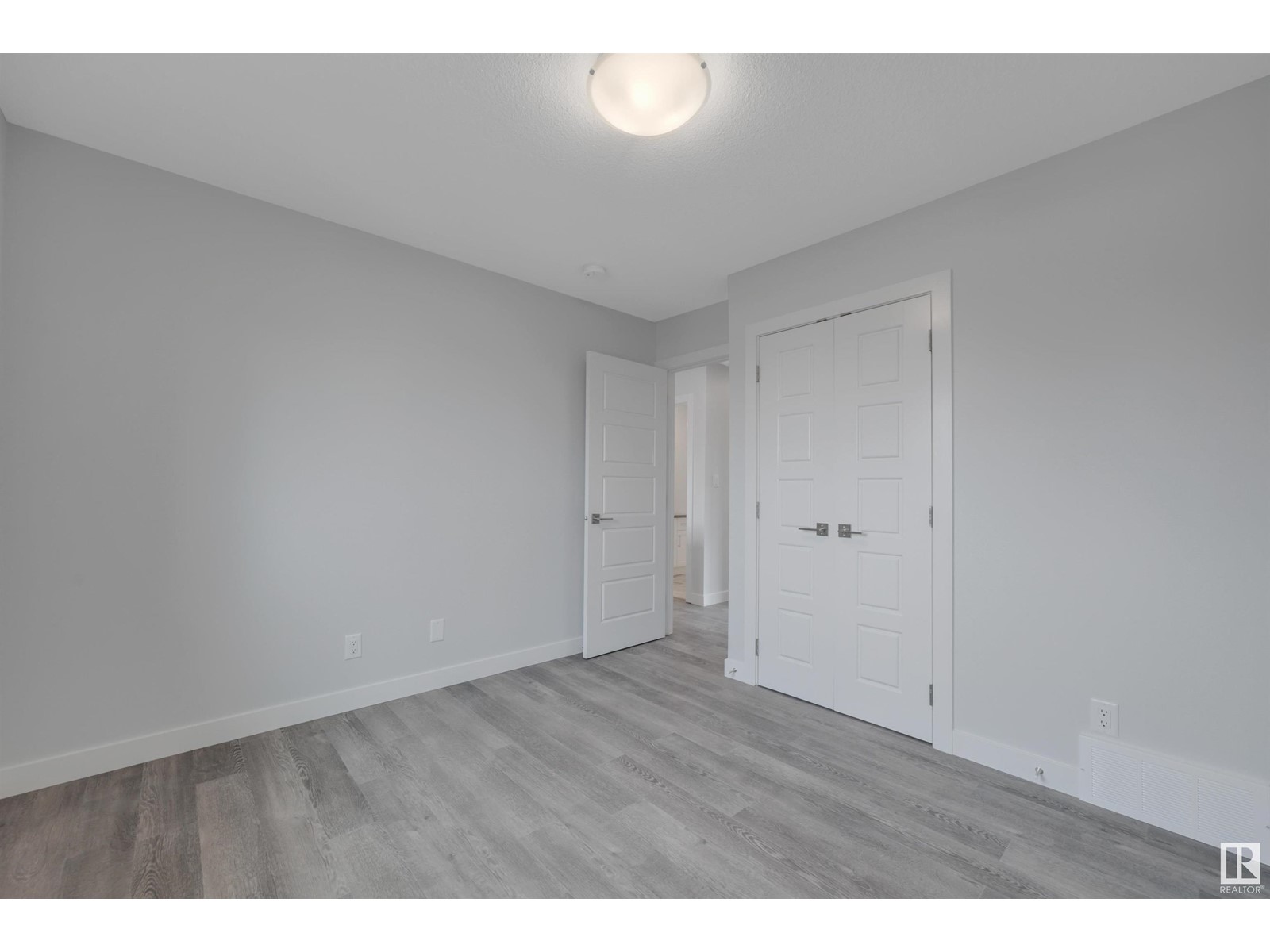 Photo 61 of 5006 5008 48 Av, Leduc AB