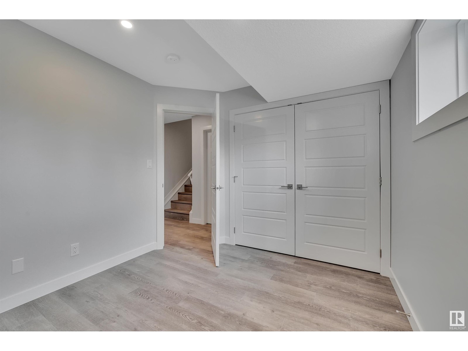 Photo 31 of 5006 5008 48 Av, Leduc AB