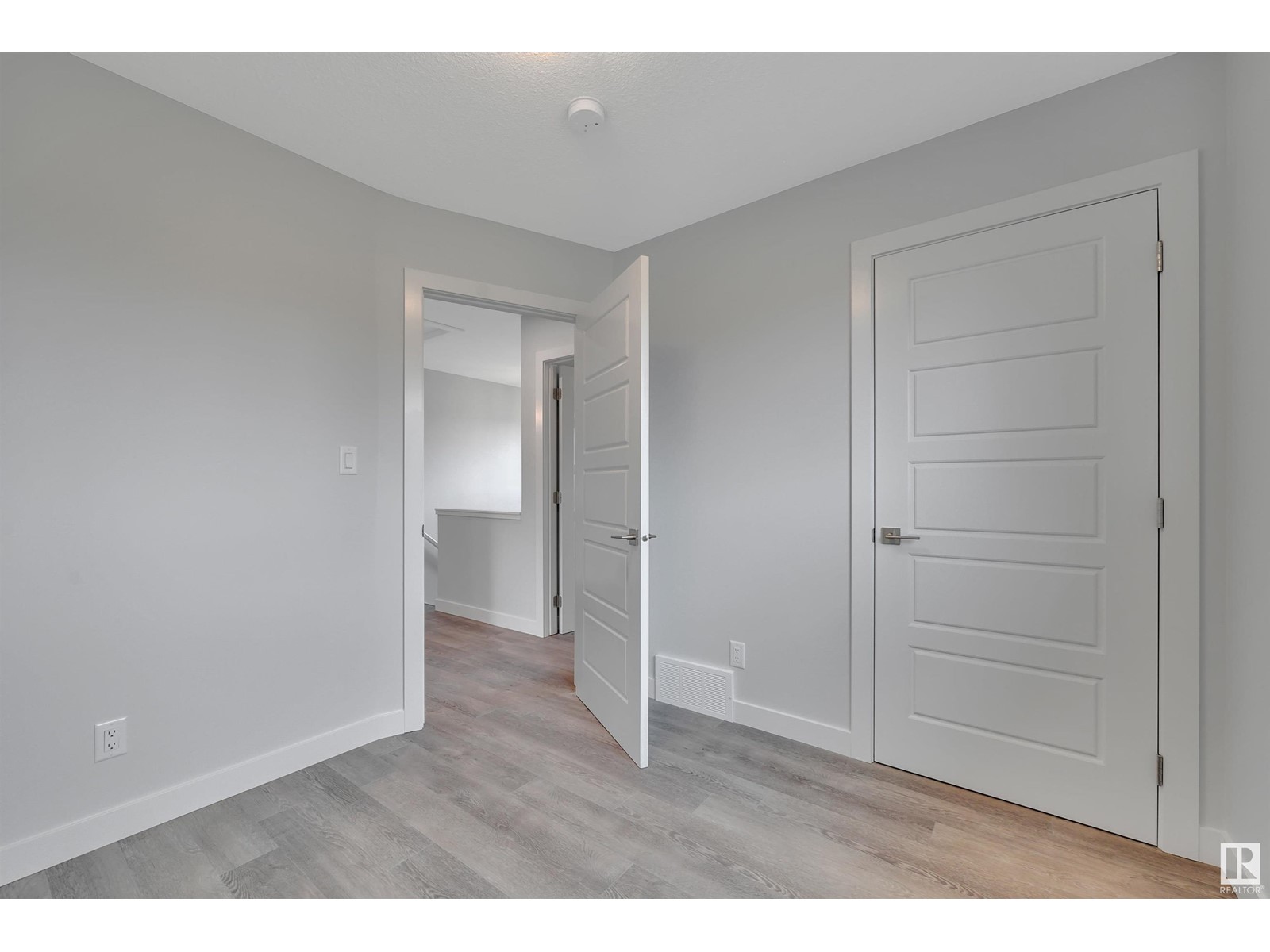 Photo 24 of 5006 5008 48 Av, Leduc AB