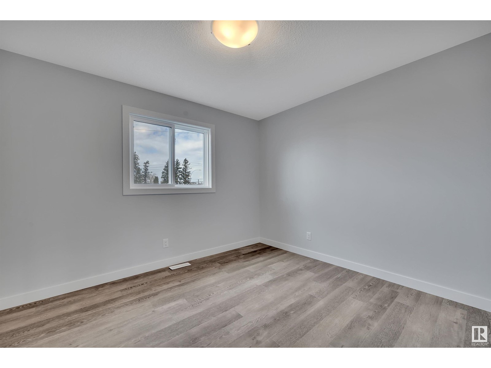 Photo 25 of 5006 5008 48 Av, Leduc AB