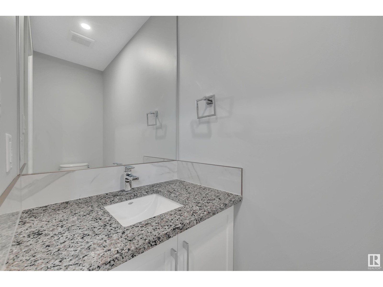 Photo 51 of 5006 5008 48 Av, Leduc AB