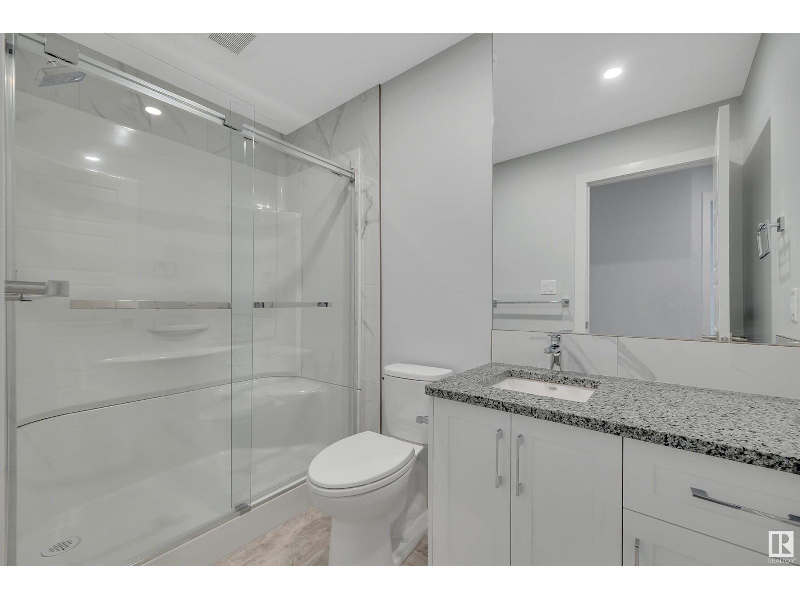 Photo 32 of 5006 5008 48 Av, Leduc AB