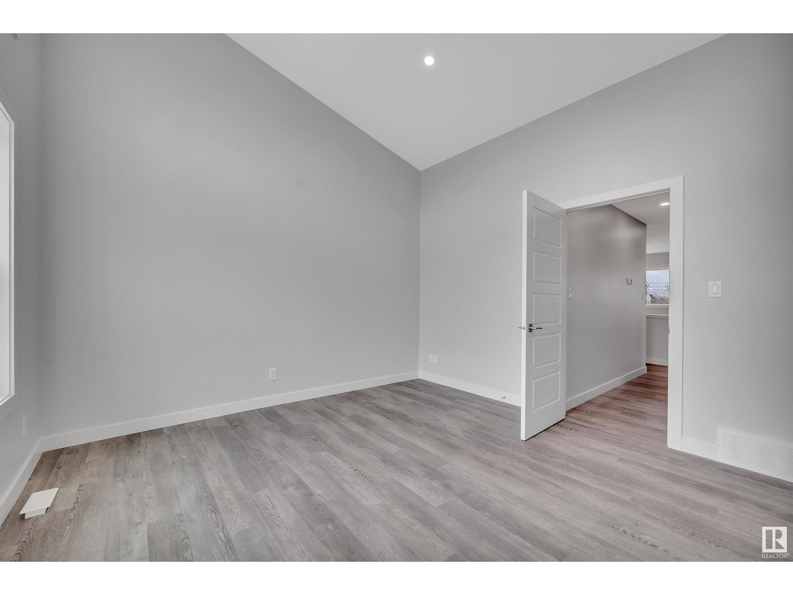 Photo 18 of 5006 5008 48 Av, Leduc AB