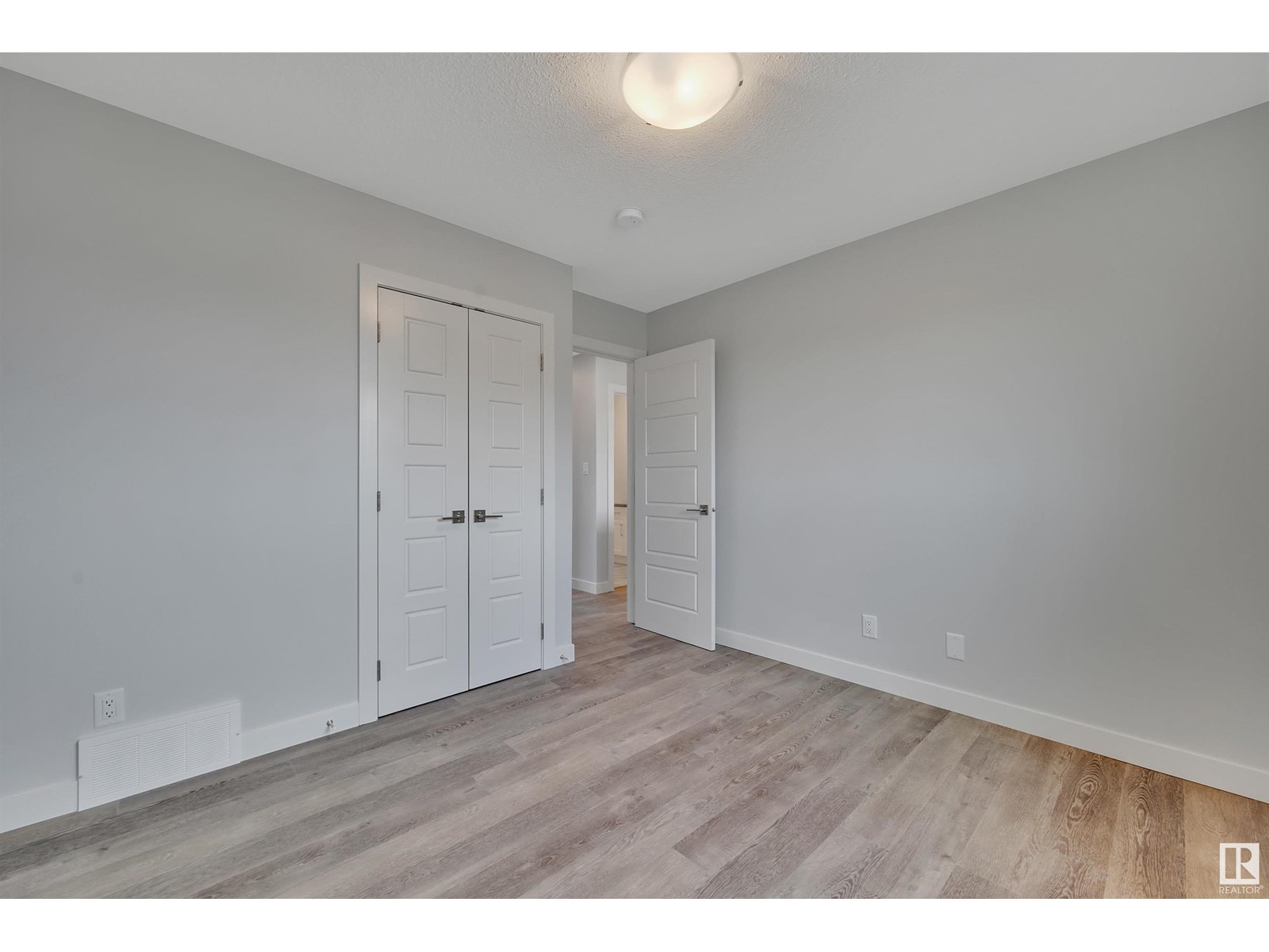 Photo 26 of 5006 5008 48 Av, Leduc AB