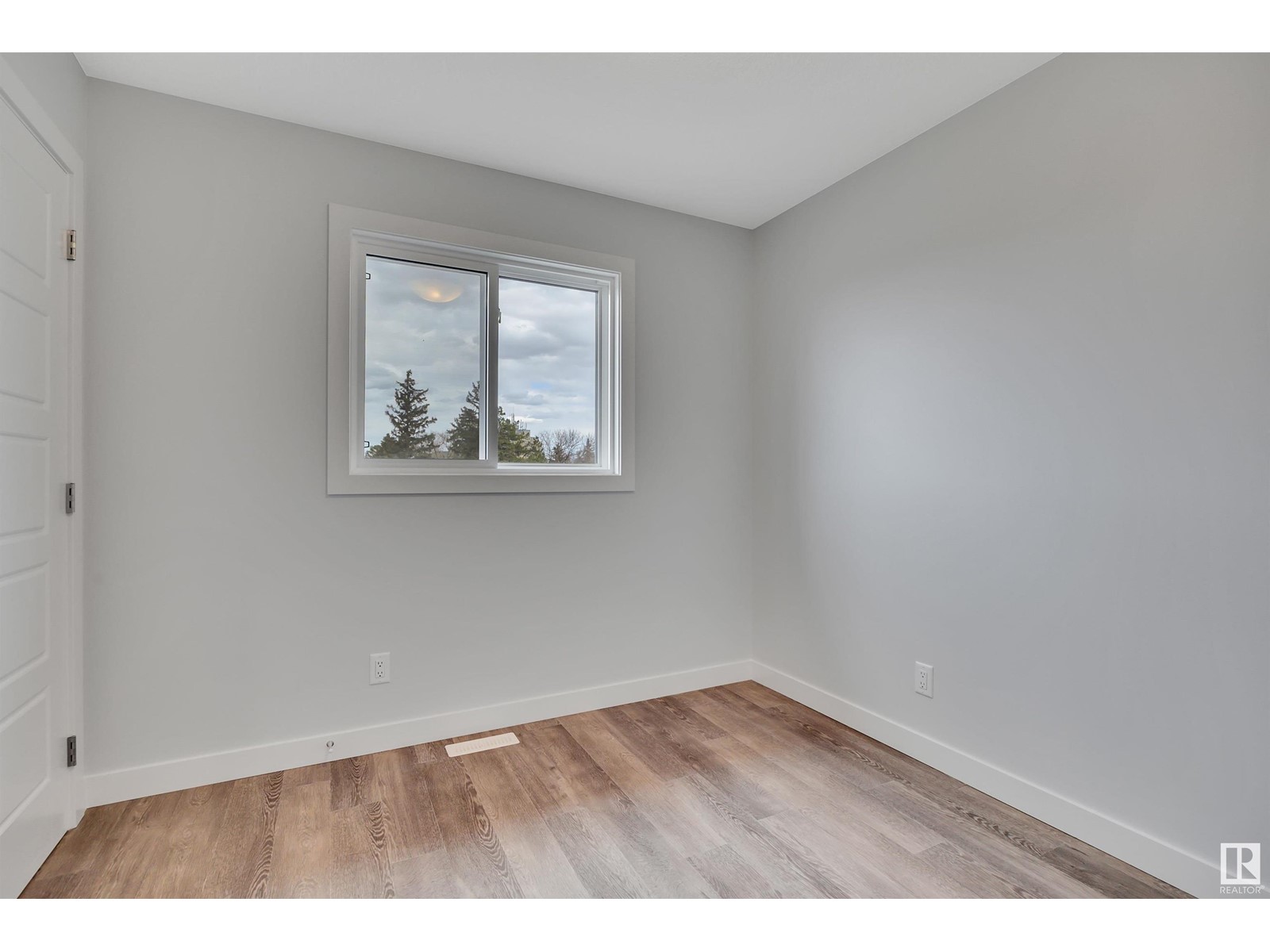 Photo 23 of 5006 5008 48 Av, Leduc AB
