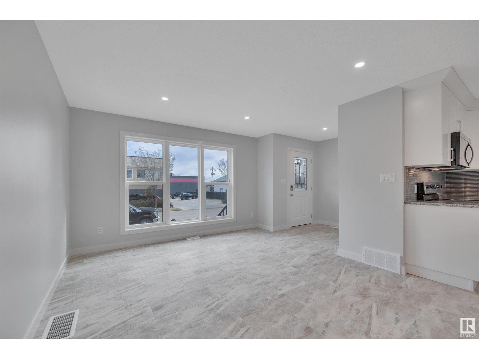 Photo 42 of 5006 5008 48 Av, Leduc AB