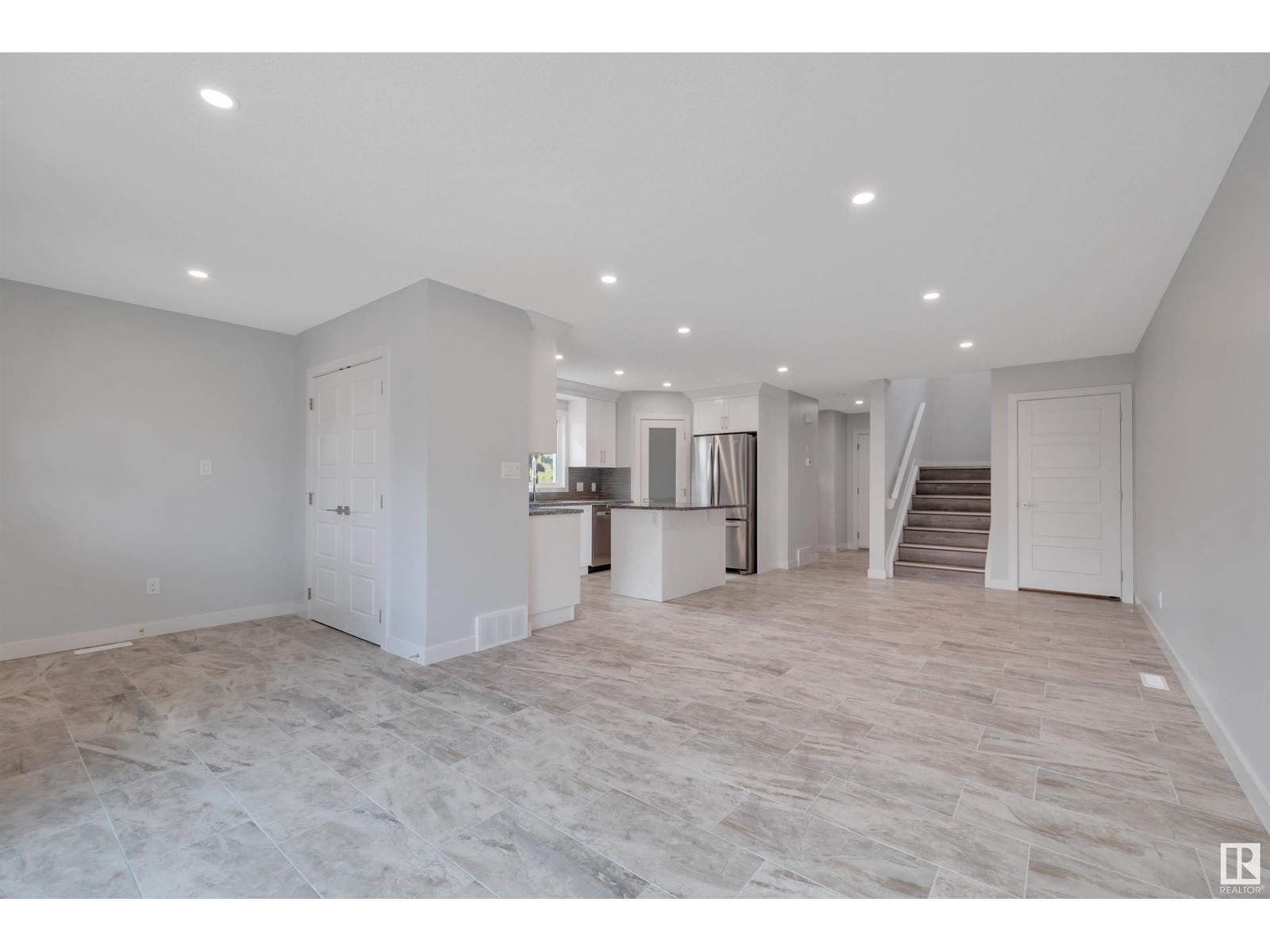 Photo 41 of 5006 5008 48 Av, Leduc AB