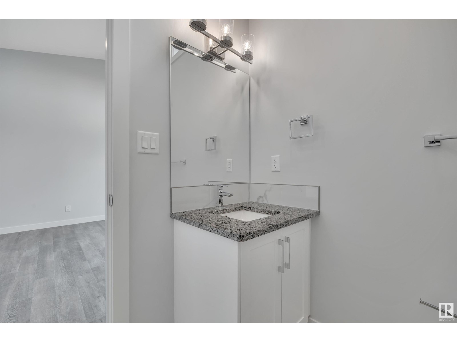Photo 56 of 5006 5008 48 Av, Leduc AB