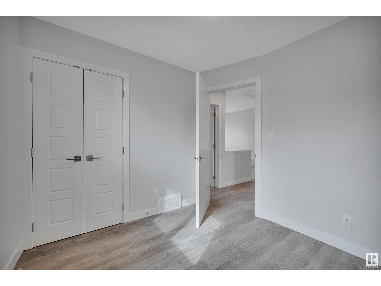 Photo 59 of 5006 5008 48 Av, Leduc AB