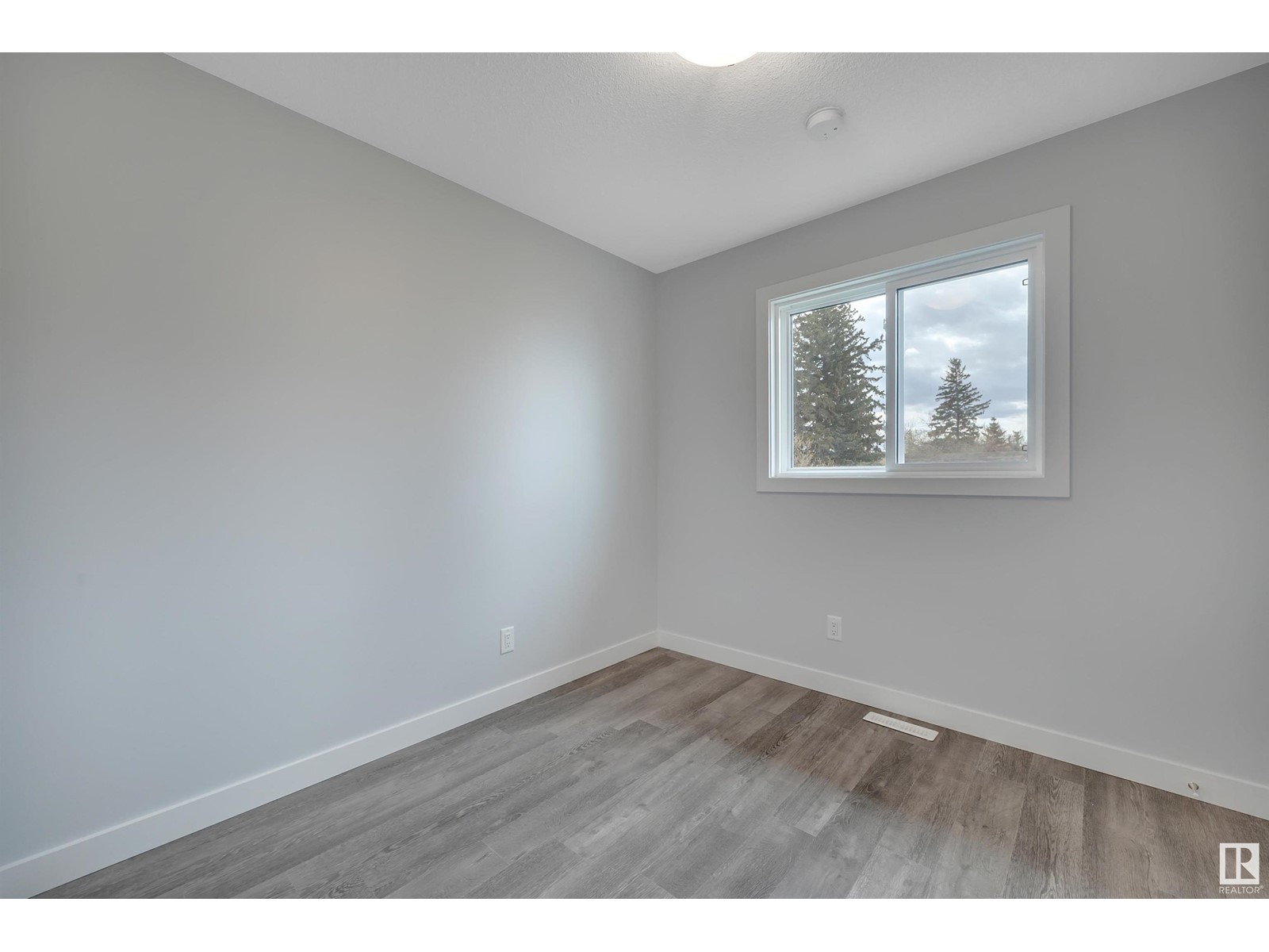 Photo 58 of 5006 5008 48 Av, Leduc AB