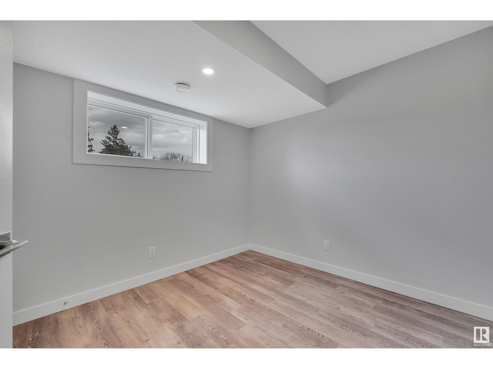 Photo 30 of 5006 5008 48 Av, Leduc AB