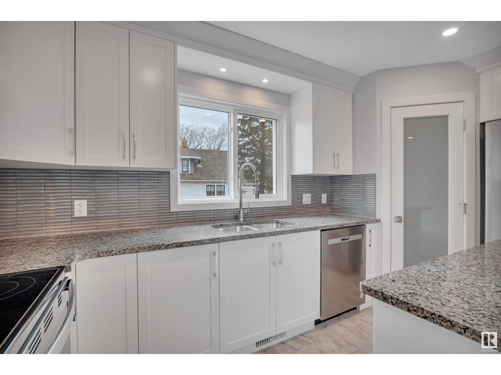 Photo 45 of 5006 5008 48 Av, Leduc AB