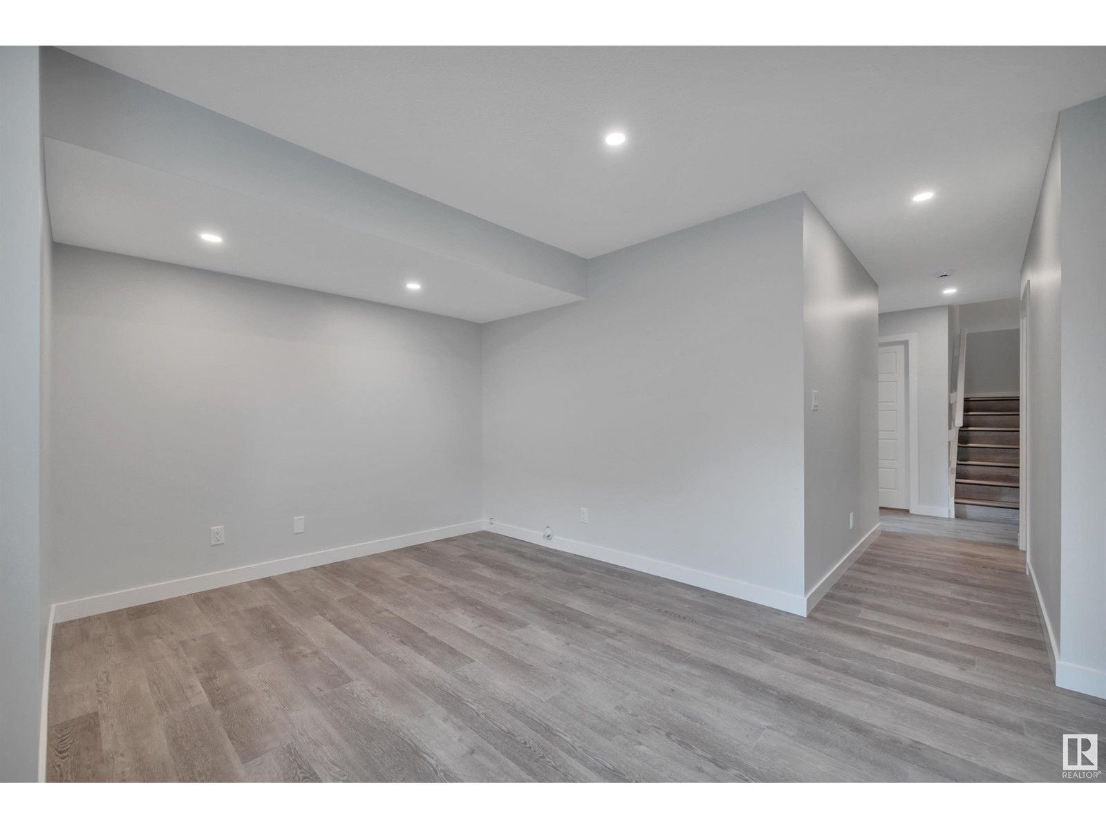 Photo 63 of 5006 5008 48 Av, Leduc AB