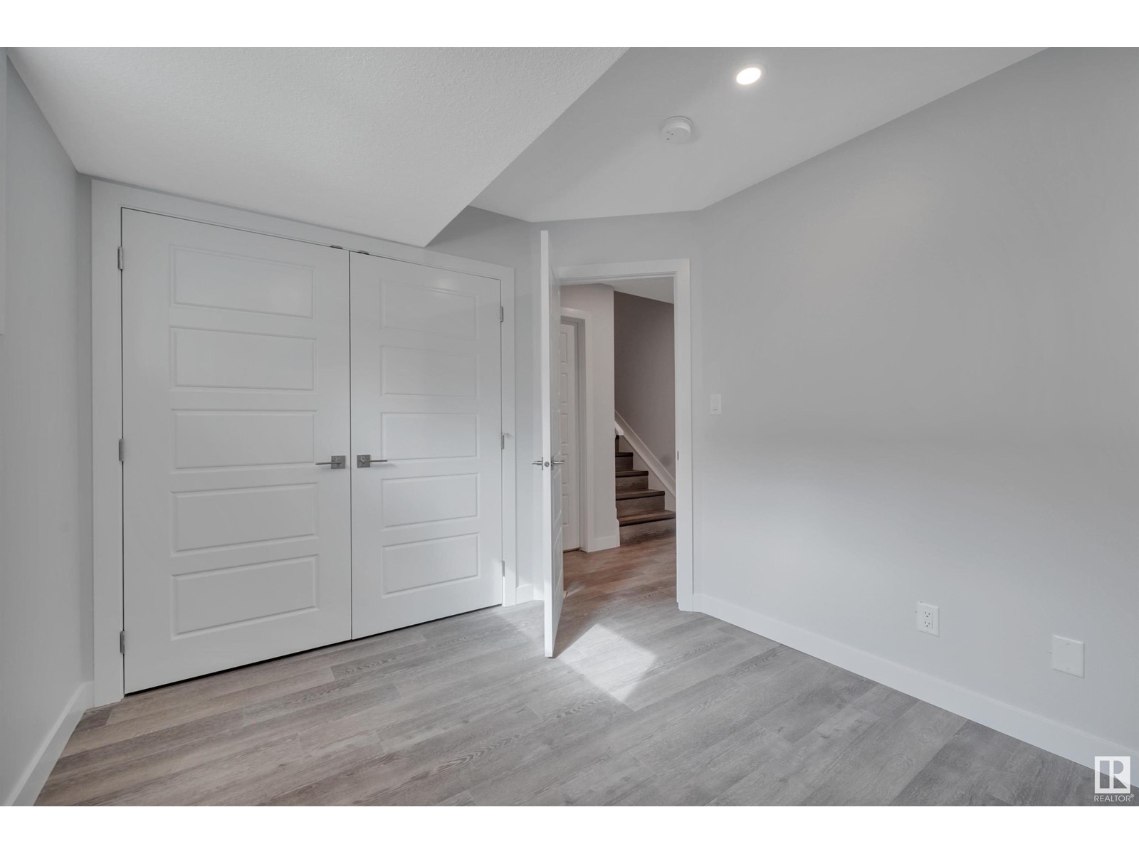 Photo 66 of 5006 5008 48 Av, Leduc AB
