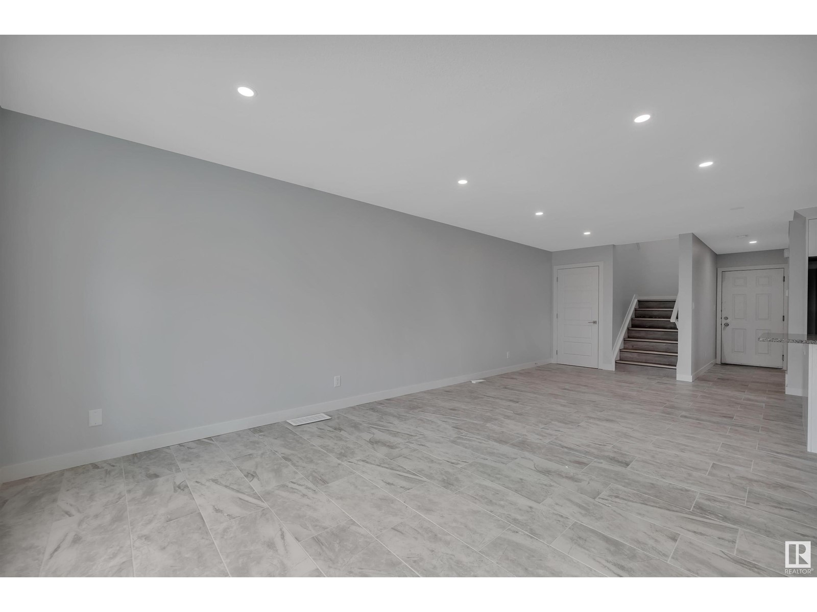 Photo 4 of 5006 5008 48 Av, Leduc AB