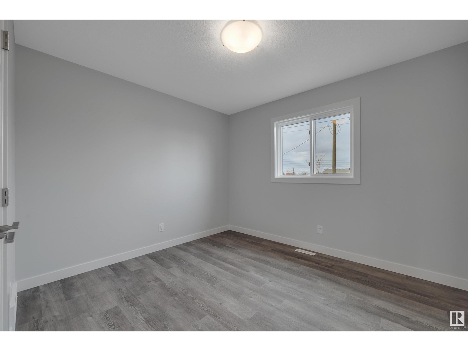 Photo 60 of 5006 5008 48 Av, Leduc AB