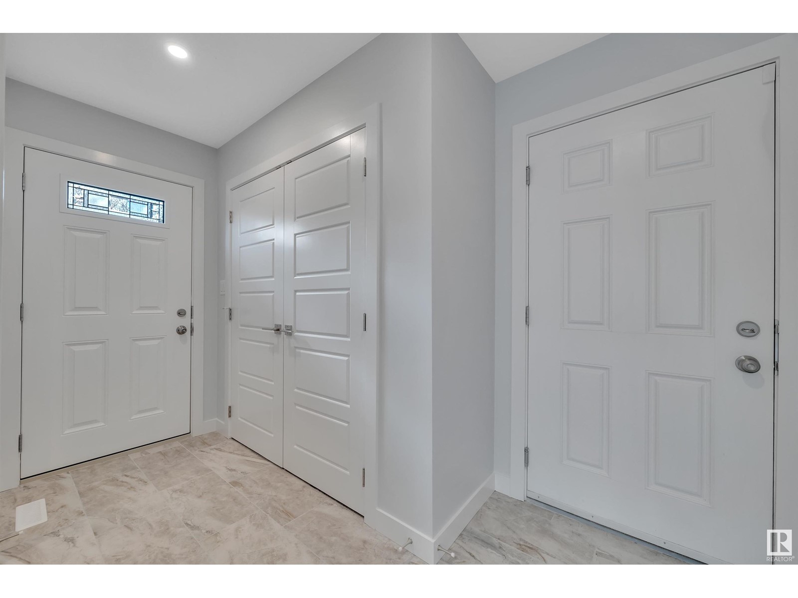 Photo 50 of 5006 5008 48 Av, Leduc AB